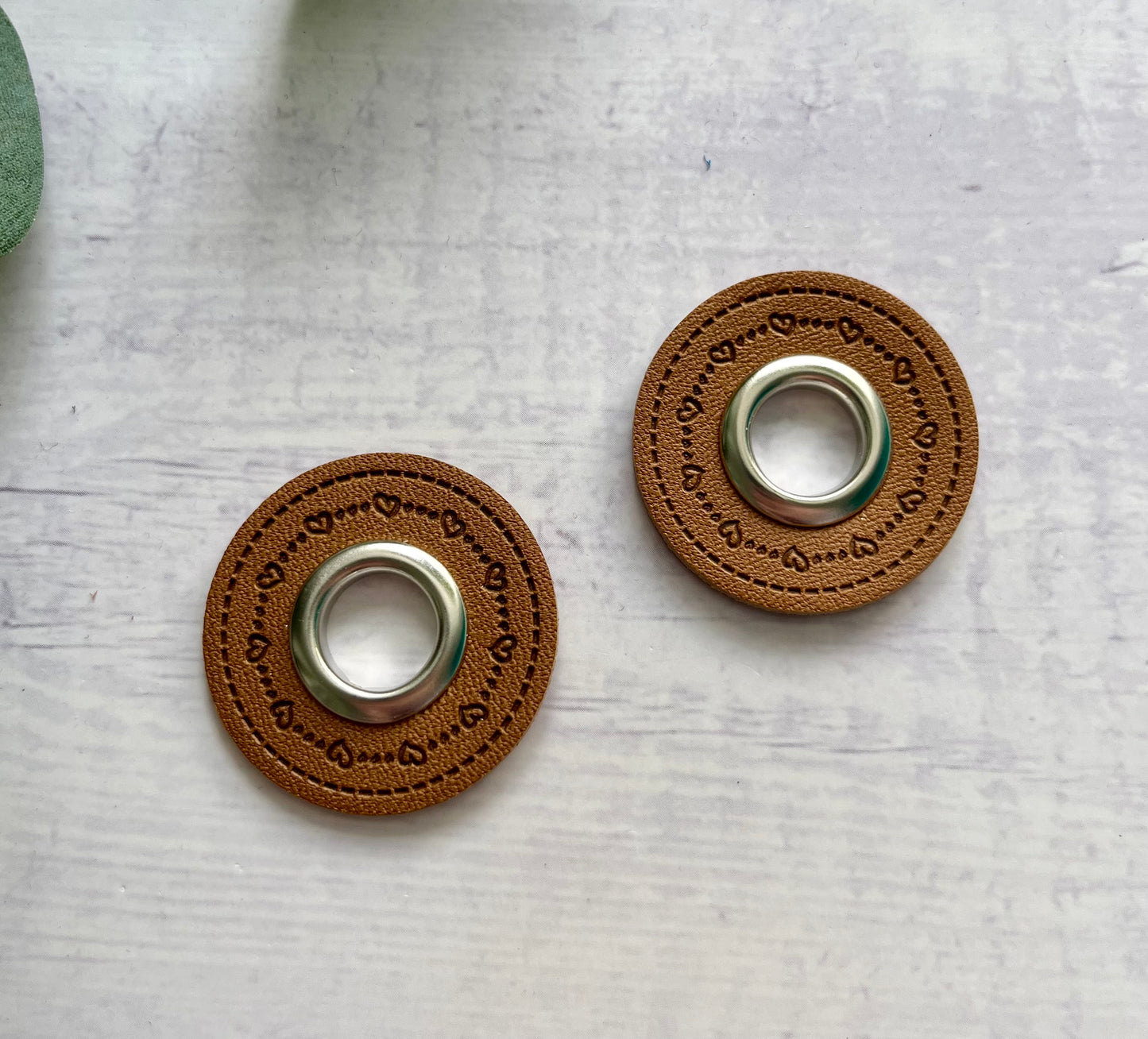 Ösenpatch braun Herzen